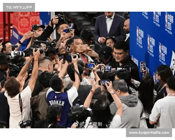 姚明中国赛成全场焦点与独行侠老板畅谈笑声不断阐释无官一身轻心境 姚明中国赛成全场焦点与独行侠老板畅谈笑声不断阐释无官一身轻心境